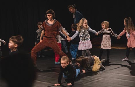 Umjetnička organizacija Shooma, Bjelovar, Astonauti, red. Maja Zećo, kor. Irma Unušić