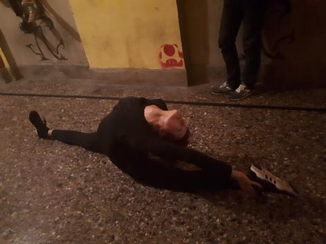 ROOM 100, Split: performans Barehanded sculptor, red. Jakov Labrović