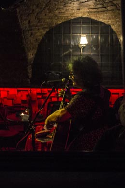 Dunja Knebl: monodrama Zašto sam postala javna pjevačica s 47 godina ili Strah od kloniranja u sklopu ciklusa MAKE Love NOT WAR, Kulturni centar Mesnička, Zagreb, 2. kolovoza 2020., foto Biljana Knebl