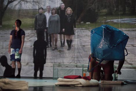 VRUM performing arts collective, Zagreb, Kazališna družina Pinklec, Čakovec, Hrvatsko narodno kazalište u Varaždinu: Andri Beyeler, The killer in me is the killer in you, my love, red. Sanja Tropp Frühwald i Till Frühwald