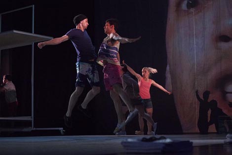 VRUM performing arts collective, Zagreb, Kazališna družina Pinklec, Čakovec, Hrvatsko narodno kazalište u Varaždinu: Andri Beyeler, The killer in me is the killer in you, my love, red. Sanja Tropp Frühwald i Till Frühwald