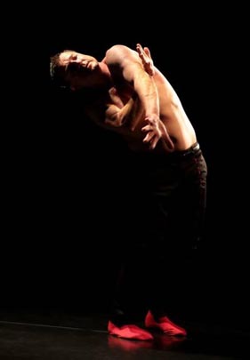 Flota, zavod Murska Sobota i Flota Ljubljana: Red-Trail, koreografija i izvedba Matjaž Farič, foto: Sunčan Stone, Iztok Kurnik