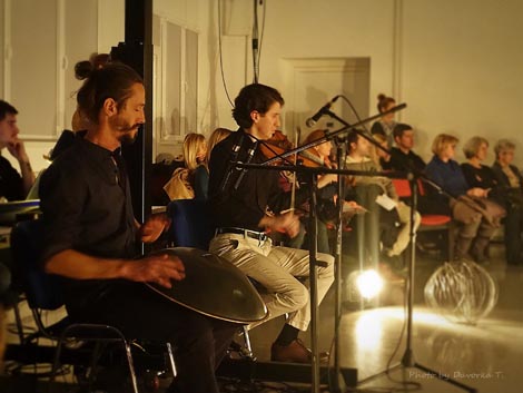 Trupa TO, Samobor: … Niti…, kor. Vladimira Šančić i Iva Pavičić