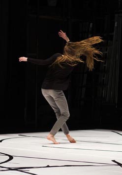 Male forme Studija za suvremeni ples i Kulturni centar Travno: non.sense, kor. Eni Vesović, foto: Pavel Posavec