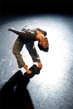 Aakash Odedra Company, Rising, kor. Aakash Odedra, Akram Khan, Rusell Maliphant, Sidi Larbi Cherkaoui, foto: Chris Nash