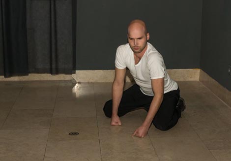 Roko Nakić, performans Skhole, Etnografski muzej, Zagreb, u povodu zatvaranje izložbe O životinjama i ljudima, foto: Arhiv Etnografskog muzeja, Zagreb