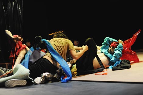 Damaged Goods: Sketches/Notebook, kor. Meg Stuart, foto: © Iris Janke, www.impulstanz.com