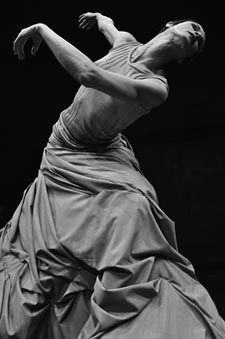 Ashen Ataljanc u predstavi My mistress eyes are nothing like the sun…; Bitef teatar, Beograd: Soneti, kor. Dunja Jocić, Dalija Aćin Thelander, Leo Mujić