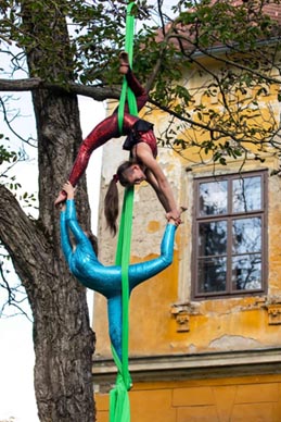 Akrobatska točka na svili Svilene stonoge: produkcija malih akrobatkinja na svili pod vodstvom Ive Peter Dragan. Foto: Iva Lulić