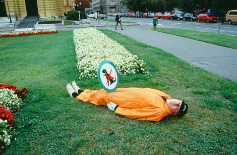 performansa Prilagođavanje objektima na Trgu maršala Tita – Trg maršala Tita, volim Te!, foto: Boris Cvjetanović i ostali